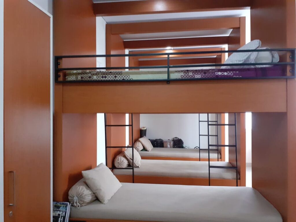 tempat tidur asrama